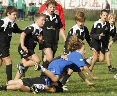 Piccoli rugbysti impegnati in un match       