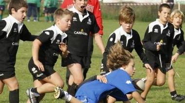 Piccoli rugbysti impegnati in un match
