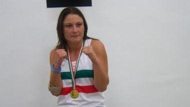 <b>CAMPIONESSA TRICOLORE. </b> Annalisa Ghilardi festeggia con i compagni dell’Apl