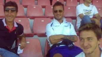 La curva dei tifosi e, a fianco mister Monaco, Gaeta e Orlandi in tribuna a Cremona prima del match