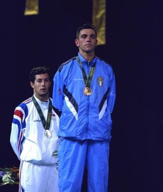 <b>PUCCINI. </b>In alto a sinistra il fiorettista pisano sul podio olimpico, a destra con Enrico e Antonio Di Ciolo; qui accanto alla sua presentazione come maestro al Csp Di Ciolo (Foto di Bizzi e Minozzi concesse da Alessandro Puccini) 