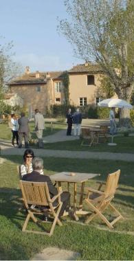 A destra uno scorcio del nuovo polo turistico A sinistra la ex sede degli Incursori della Marina 