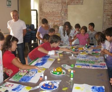 Alcuni bambini nel laboratorio della scuola Battisti di Metato 