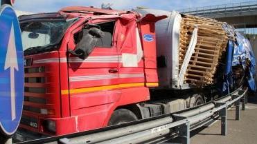 Il camion incidentato ieri mattina alle 10 L’episodio ha avuto ripercussioni sul traffico per tutto il giorno
