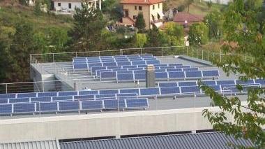 L’impianto fotovoltaico installato sul tetto della scuola Pertini