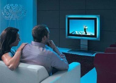 Una famiglia davanti alla tv Sopra, Andrea Lazzoni di Antenna 3