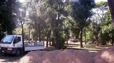 Lavori in corso anche ieri a Villa Maurogordato