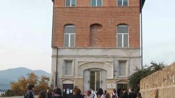 L’ingresso del liceo Foresi al Grigolo