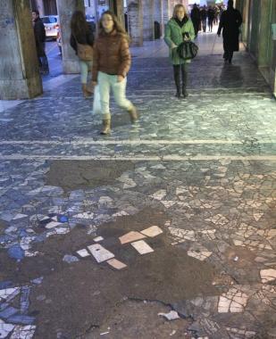 <b>Via Grande.</b> A fianco e a sinistra i portici da ristrutturare  