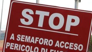 A fianco il cartello che indica lo stop in via per Rosignano in caso di fuga di gas Sulla destra uno scorcio dell’impianto dell’elettrolisi