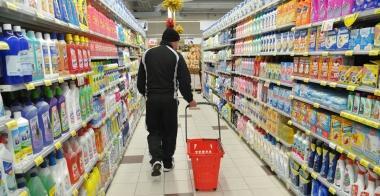 Linterno di un supermercato con i prodotti esposti sugli scaffali 
