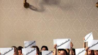 Una protesta di genitori di disabili e Bruni