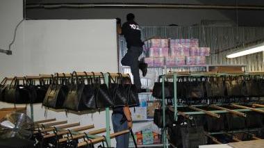 Le borse trovate nel capannone di Santa Maria a Colonica In basso un’altra immagine dell’azienda