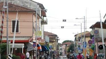 Una veduta di via Marruota e, sopra, i lavori alla rotatoria