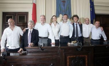 Lassessore allo Sport Stefano Pucci a sinistra in una foto con tutti i colleghi della giunta 