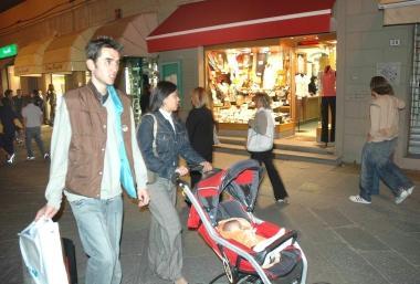 Shopping notturno in centro. A sinistra lassessore Barbara Lucchesi 