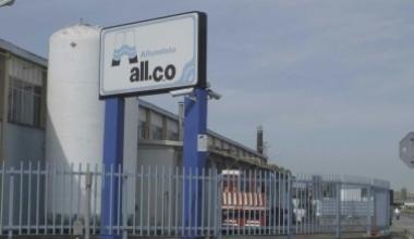 Operai All.co bloccano la strada contro i licenziamenti
