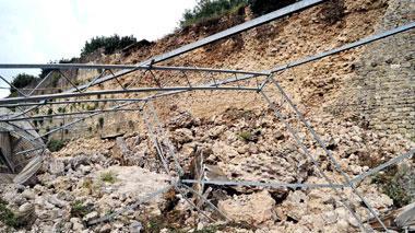 Crollo della cinta medievale, in via Arcadia c'era un vecchio muro scadente