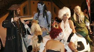 Migliaia di giovani invadono il centro per il Four Elle Circus Party