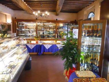 Linterno della pasticceria Romano di Riglione 