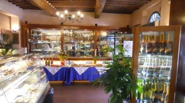L’interno della pasticceria Romano di Riglione