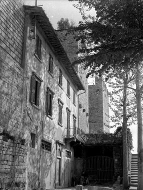 Una casa con rimessa "incastrata" nel Castello