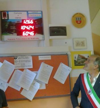 Il pannello allingresso della scuola media Pertini 