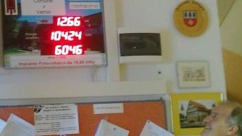 Il pannello all’ingresso della scuola media “Pertini”