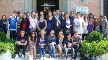 Foto di gruppo dei ragazzi sulle scale del Comune in piazza Carducci