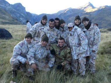 Alessio Tanganelli (il primo accosciato a sinistra) con la 42&ordf; compagnia 