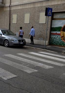 Investita sulle strisce pedonali