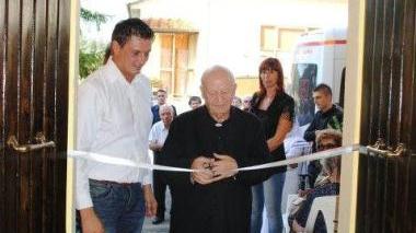 Il taglio del nastro per la inaugurazione dell’asilo nido “Pio pio” in località Tripalle nel comune di Crespina