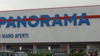 L’esterno del centro commerciale Panorama dove è avvenuto il furto