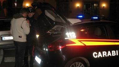 I carabinieri mentre sottopongono un automobilista al test dell’etilometro