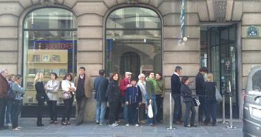 Sopra a destra gente in fila per visitare la mostra sugli etruschi allestita alla Pinacoth&egrave;que di Parigi 