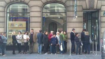 Sopra a destra gente in fila per visitare la mostra sugli etruschi allestita alla Pinacothèque di Parigi