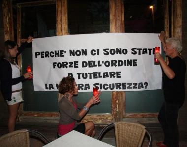 Lumini funebri e striscioni sulla Marina 