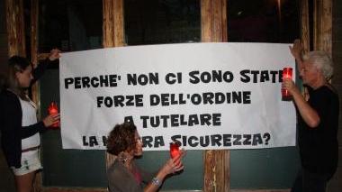 Lumini funebri e striscioni sulla Marina