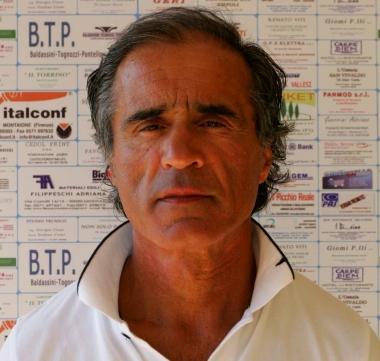 A sinistra il direttore sportivo del Fucecchio Moreno Tafi A destra il gruppo del Vinci per la stagione 2011/2012 
