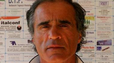 A sinistra il direttore sportivo del Fucecchio Moreno Tafi A destra il gruppo del Vinci per la stagione 2011/2012