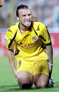 <b>FLASH. </b>Il presidente Aldo Spinelli insieme a Silvano Siri lo sfortunato Paulinho e Dionisi festeggiato da Barone dopo il gol di Vicenza      