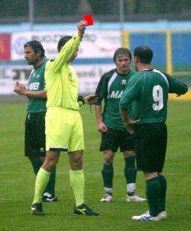 <b>ARBITRI. </b>Un cartellino rosso 