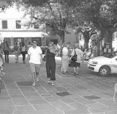 Turisti in piazza Catilina a Cutigliano 