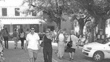 Turisti in piazza Catilina a Cutigliano