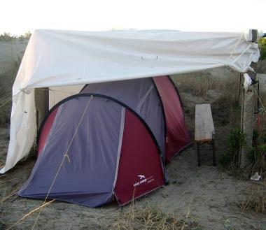 Senza casa e senza lavoro E i due fidanzati dormono in una tenda sulla spiaggia
