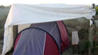 Senza casa e senza lavoro E i due fidanzati dormono in una tenda sulla spiaggia