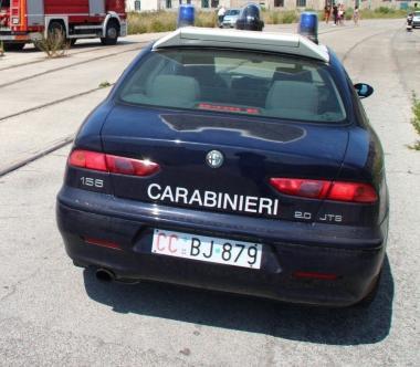 Una pattuglia dei carabinieri durante loperazione        
