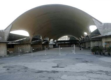Linterno del vecchio mercato con la grande piazza coperta inutilizzata da anni     