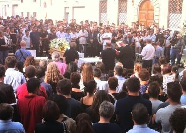 A destra il funerale di Omar e in basso la bara di Fabio lascia la chiesa di Capanne  