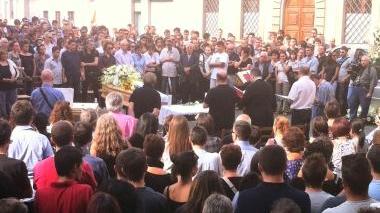 A destra il funerale di Omar e in basso la bara di Fabio lascia la chiesa di Capanne
